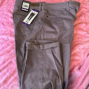 Calvin Klein cropped/ Capri’s